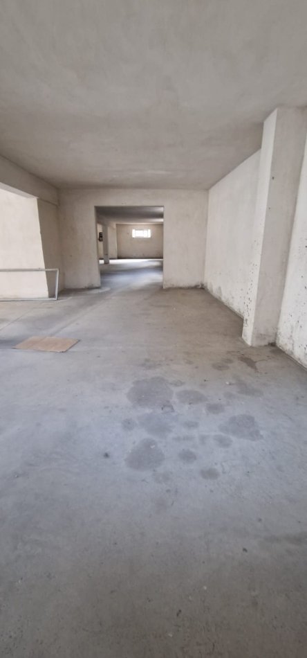 Tirane, jepet me qera magazine Kati 0, 370 m² 750 € (BERIT BEKER)