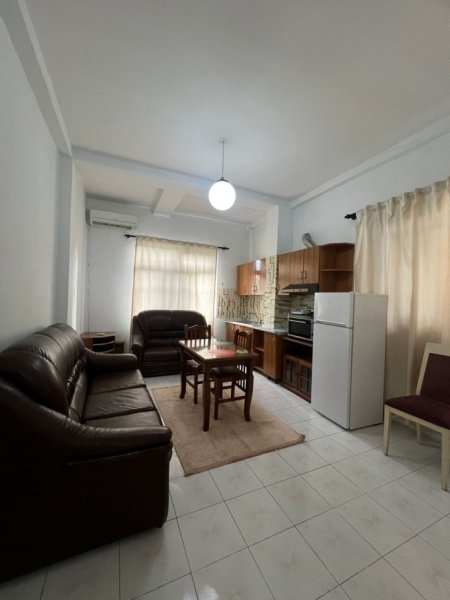 Tirane, jepet me qera apartament 1+1 Kati 1, (Qender, prane 9katesheve)