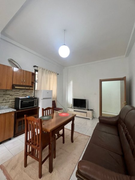 Tirane, jepet me qera apartament 1+1 Kati 1, (Qender, prane 9katesheve)