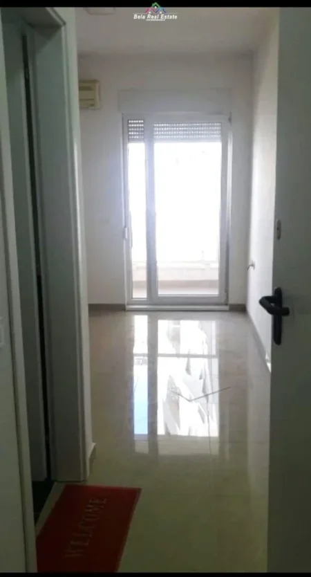 Tirane, jepet me qera zyre Kati 3, 22 m² 200 € (21 dhjetori)