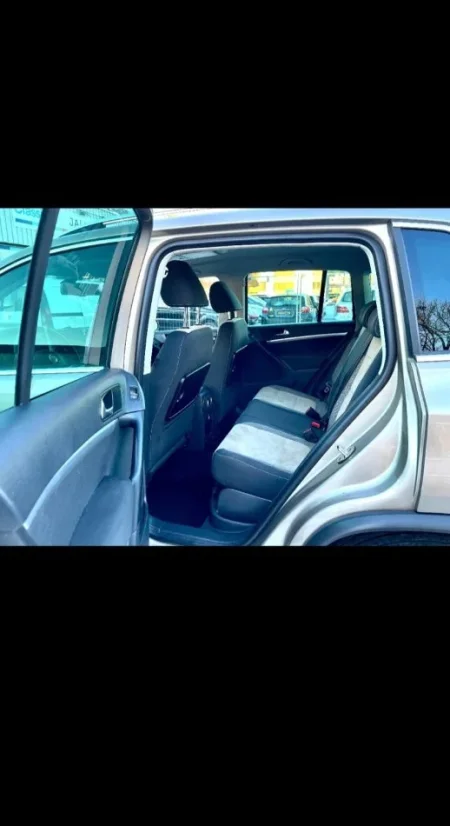 Tirane, shes makine Volkswagen Nafte, bezhë automatik Kondicioner 155.000 km 12.000 €