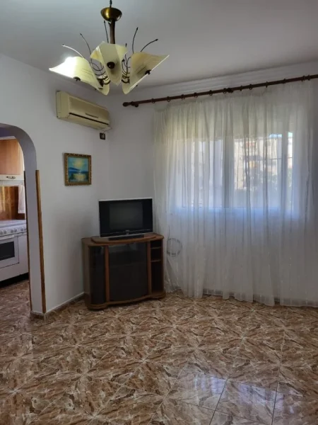 Elbasan, jepet me qera apartament 1+1 Kati 3, 68 m² 180 € (Niko Papajani)