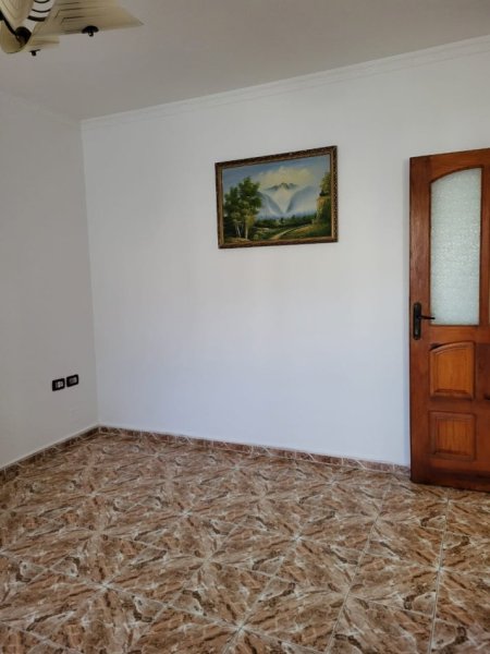 Elbasan, jepet me qera apartament 1+1 Kati 3, 68 m² 180 € (Niko Papajani)