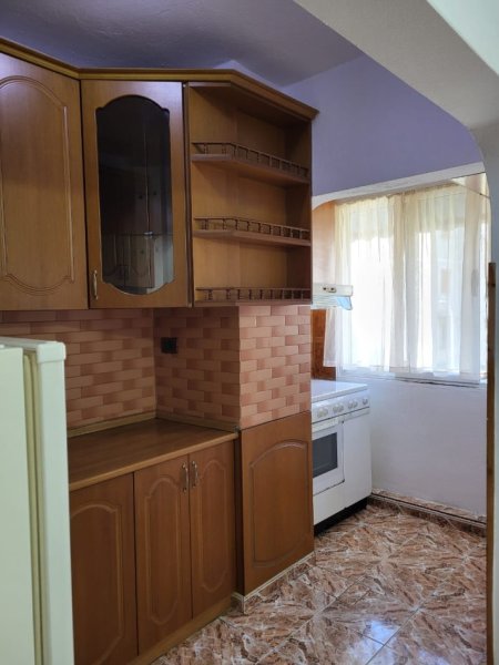 Elbasan, jepet me qera apartament 1+1 Kati 3, 68 m² 180 € (Niko Papajani)