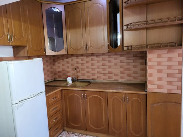 Elbasan, jepet me qera apartament 1+1 Kati 3, 68 m² 180 € (Niko Papajani)