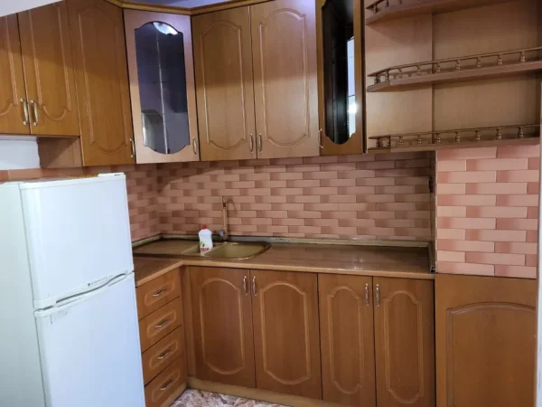 Elbasan, jepet me qera apartament 1+1 Kati 3, 68 m² 180 € (Niko Papajani)