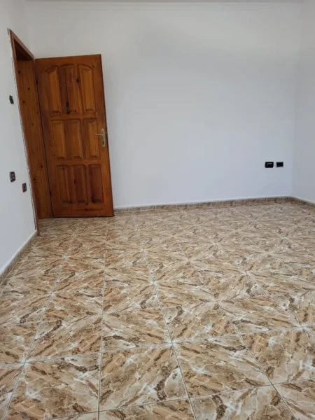 Elbasan, jepet me qera apartament 1+1 Kati 3, 68 m² 180 € (Niko Papajani)