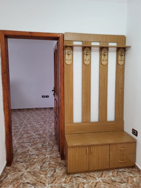 Elbasan, jepet me qera apartament 1+1 Kati 3, 68 m² 180 € (Niko Papajani)