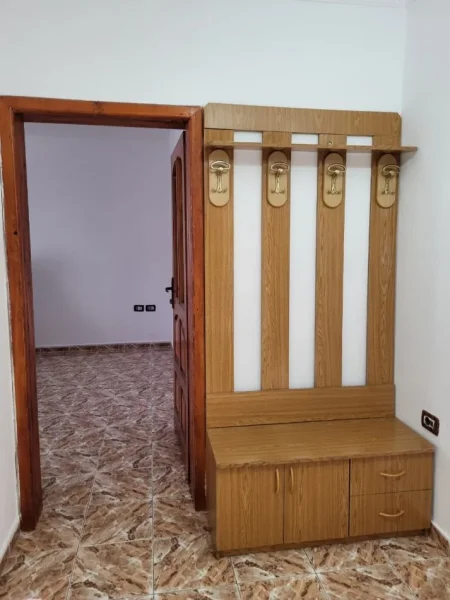 Elbasan, jepet me qera apartament 1+1 Kati 3, 68 m² 180 € (Niko Papajani)