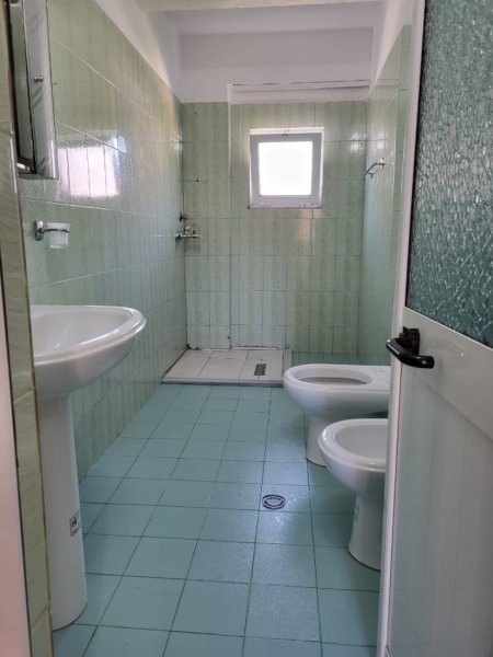 Elbasan, jepet me qera apartament 1+1 Kati 3, 68 m² 180 € (Niko Papajani)