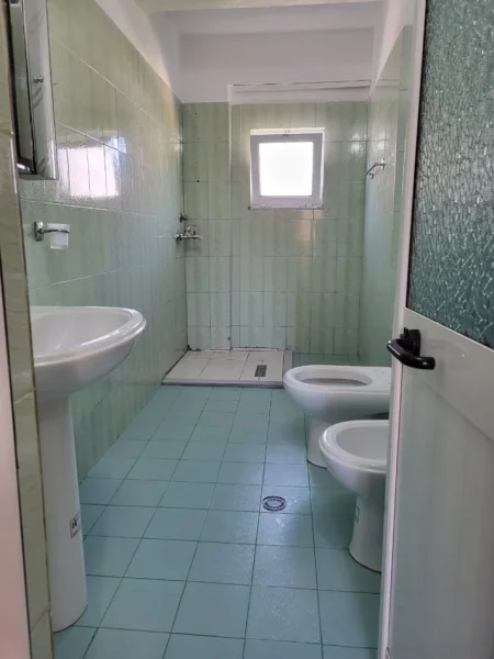 Elbasan, jepet me qera apartament 1+1 Kati 3, 68 m² 180 € (Niko Papajani)