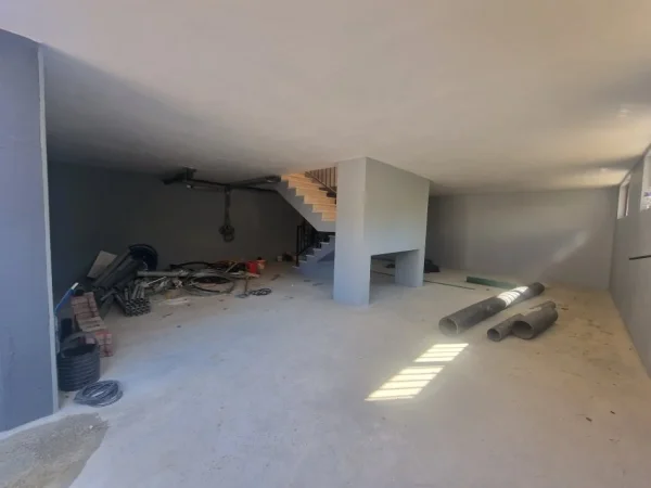 Tirane, jepet me qera Vile 3 Katshe Kati 0, 350 m² 3.000 € (Haxhi Bardhi)