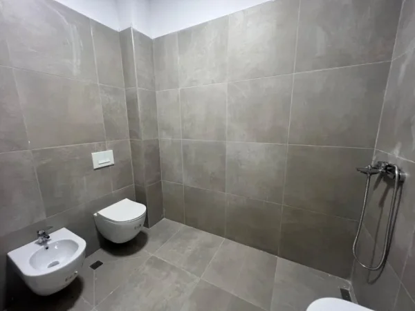 Tirane, jepet me qera apartament 1+1+Aneks+Ballkon Kati 1, 65 m² 390 € (ali demi)