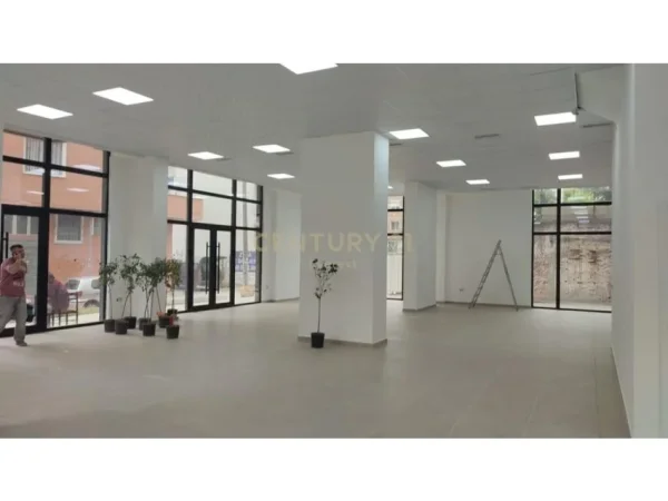 Tirane, shes ambjent biznesi , 418 m² 1.255.000 € (Rruga Barrikadave)