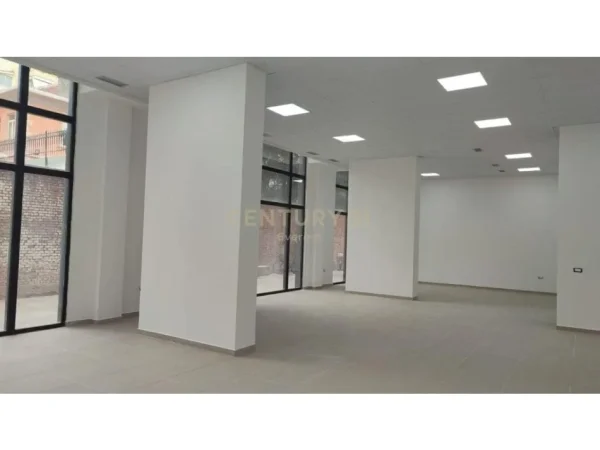 Tirane, shes ambjent biznesi , 418 m² 1.255.000 € (Rruga Barrikadave)