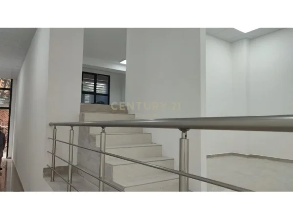 Tirane, shes ambjent biznesi , 418 m² 1.255.000 € (Rruga Barrikadave)