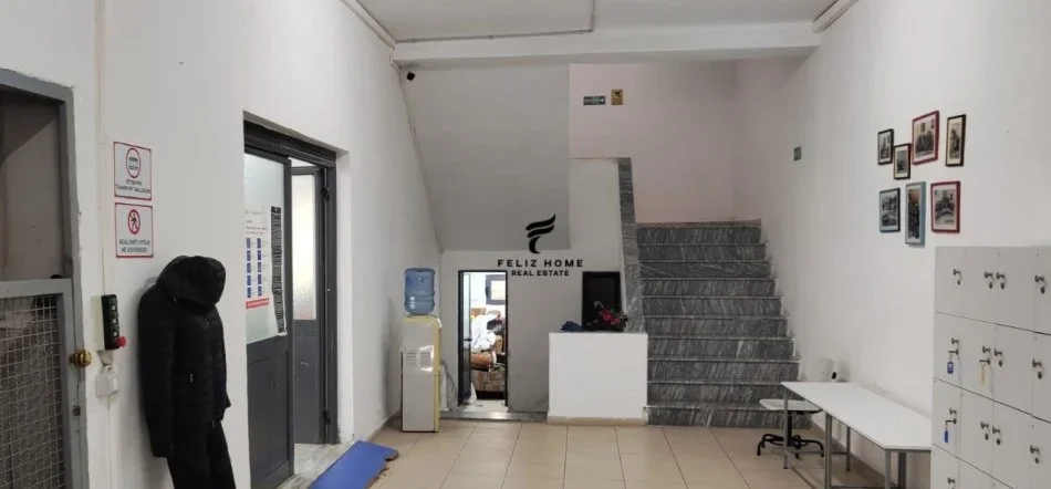 Tirane, jepet me qera magazine Kati 0, 900 m² 2.900 € (KOMBINAT)