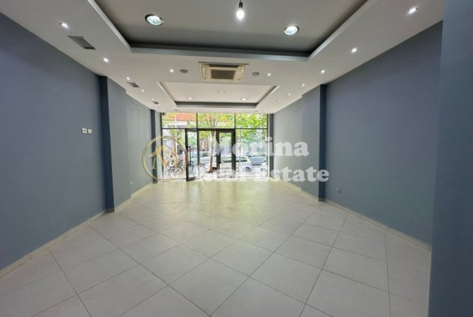 Tirane, shitet dyqan Kati 1, 53 m² 142.500 € (Rruga e Dibres)