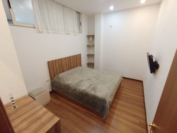 Tirane, jepet me qera apartament 1+1 Kati 1, 62 m² 600 € (selvia)