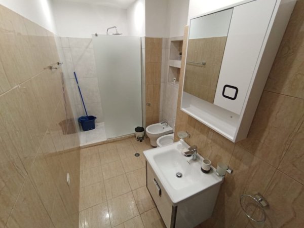 Tirane, jepet me qera apartament 1+1 Kati 1, 62 m² 600 € (selvia)