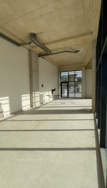 Tirane, jepet me qera dyqan Kati 0, 75 m² 1.500 € (PORCELANI)