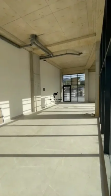 Tirane, jepet me qera dyqan Kati 0, 75 m² 1.500 € (PORCELANI)