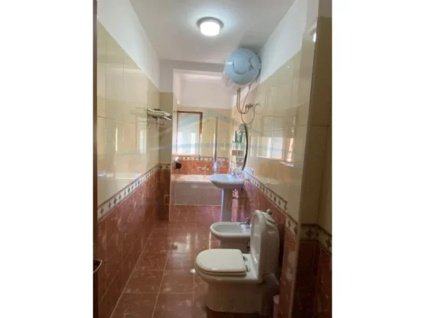 Tirane, jepet me qera apartament 2+1 Kati 4, 125 m² 650 € 