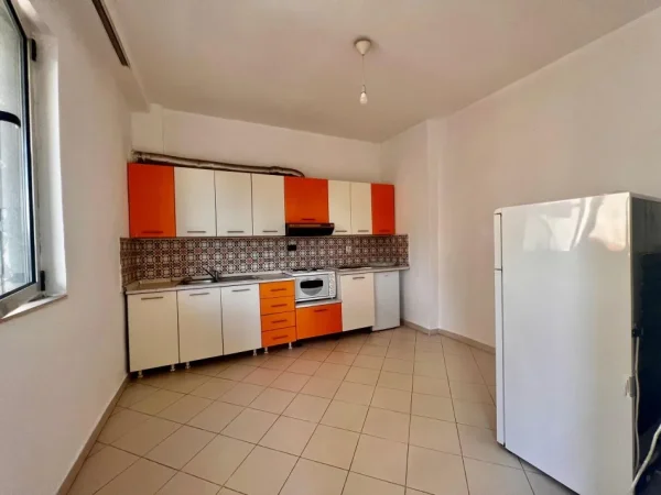 Tirane, shitet 1+1+Ballkon Kati 4, 70 m² 120.000 € (Rruga e Elbasanit)