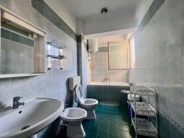 Tirane, shitet 1+1+Ballkon Kati 4, 70 m² 120.000 € (Rruga e Elbasanit)