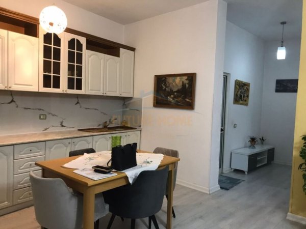 Tirane, jepet me qera , QENDER, apartament 1+1+Aneks+Ballkon Kati 2, 75 m² 650 €