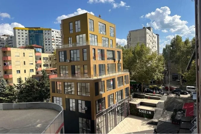 Tirane, jepet me qera apartament 2+1 Kati 3, 125 m² 700 € (QIRA APARTAMENT PER ZYRA OSE BANIM!)