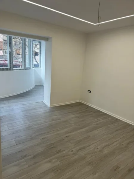 Tirane, jepet me qera zyre Kati 1, 54 m² 500 € (xhamlliku)