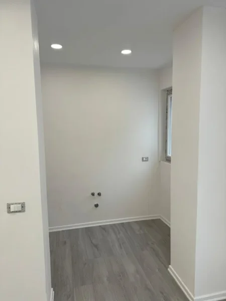 Tirane, jepet me qera zyre Kati 1, 54 m² 500 € (xhamlliku)