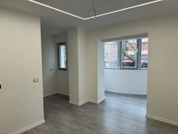 Tirane, jepet me qera apartament 1+1+Aneks+Ballkon Kati 1, 55 m² 500 € (xhamlliku)
