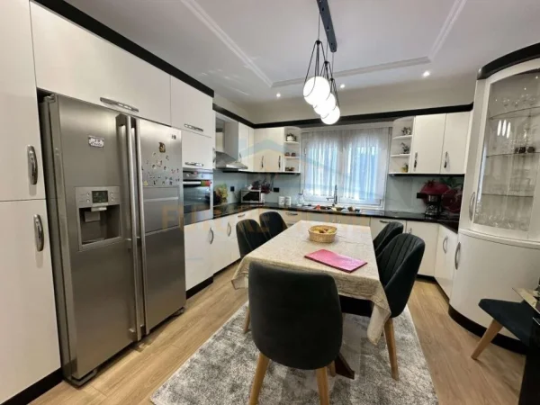 Tirane, shitet apartament 5+1 Kati 0, 565 m² 350.000 € (vore)