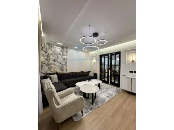Tirane, shitet apartament 5+1 Kati 0, 565 m² 350.000 € (vore)