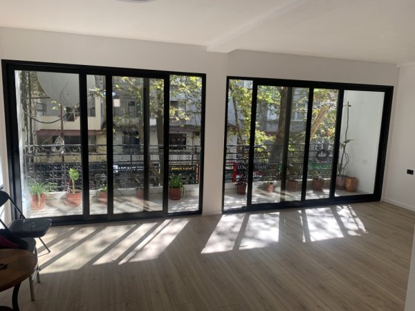 Tirane, jepet me qera apartament 3+1+Ballkon , 120 m² 1.200 € (Rruga Myslym Shyri)
