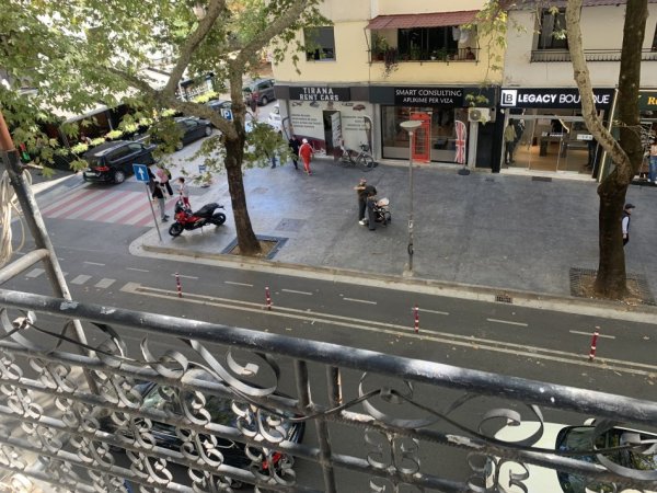 Tirane, jepet me qera apartament 3+1+Ballkon , 120 m² 1.200 € (Rruga Myslym Shyri)