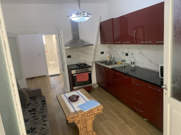 Tirane, jepet me qera apartament 3+1+Ballkon , 120 m² 1.200 € (Rruga Myslym Shyri)