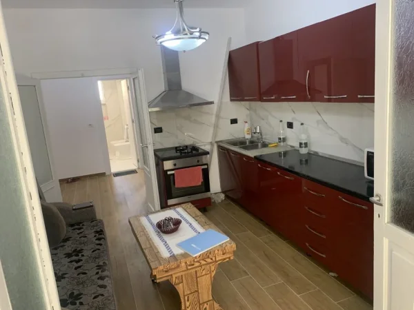 Tirane, jepet me qera apartament 3+1+Ballkon , 120 m² 1.200 € (Rruga Myslym Shyri)