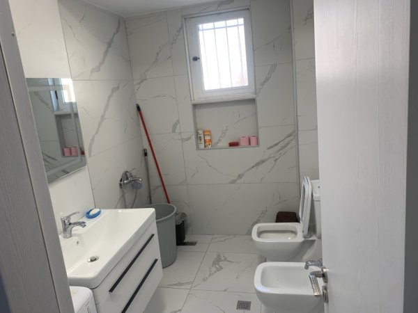 Tirane, jepet me qera apartament 3+1+Ballkon , 120 m² 1.200 € (Rruga Myslym Shyri)
