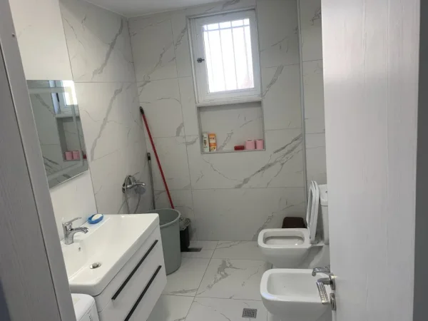 Tirane, jepet me qera apartament 3+1+Ballkon , 120 m² 1.200 € (Rruga Myslym Shyri)