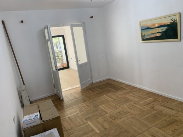 Tirane, jepet me qera apartament 3+1+Ballkon , 120 m² 1.200 € (Rruga Myslym Shyri)