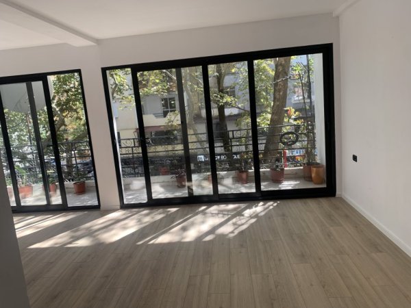 Tirane, jepet me qera apartament 3+1+Ballkon , 120 m² 1.200 € (Rruga Myslym Shyri)