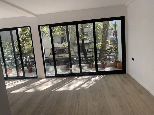 Tirane, jepet me qera apartament 3+1+Ballkon , 120 m² 1.200 € (Rruga Myslym Shyri)