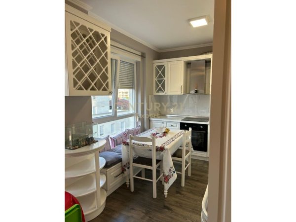Tirane, jepet me qera apartament 2+1+Ballkon Kati 6, 80 m² 600 € (Rruga Artan Lenja)