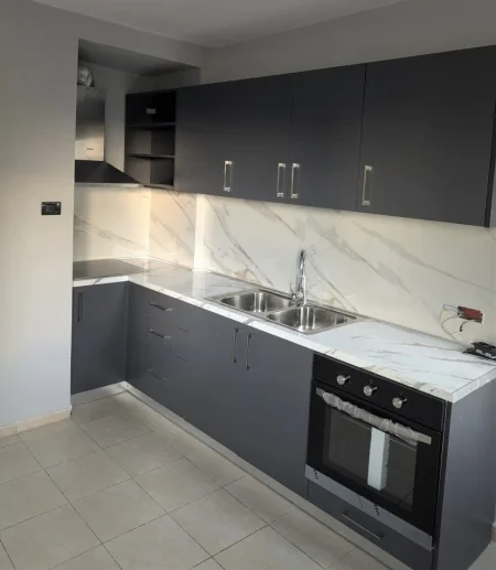 Tirane, jepet me qera apartament 2+1+Aneks+Ballkon Kati 5, 72 m² 400 € (rruga e kavajes)