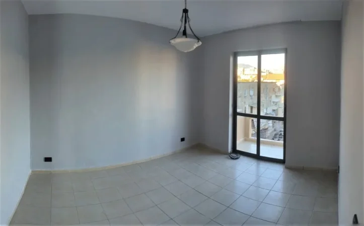 Tirane, jepet me qera apartament 2+1+Aneks+Ballkon Kati 5, 72 m² 400 € (rruga e kavajes)