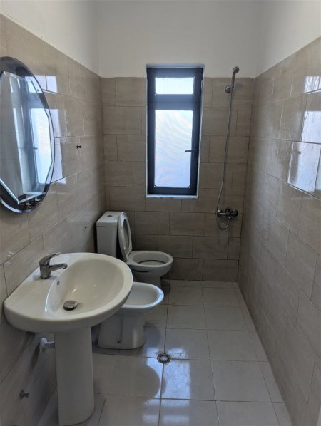 Tirane, jepet me qera apartament 2+1+Aneks+Ballkon Kati 5, 72 m² 400 € (rruga e kavajes)