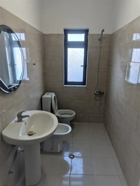 Tirane, jepet me qera apartament 2+1+Aneks+Ballkon Kati 5, 72 m² 400 € (rruga e kavajes)